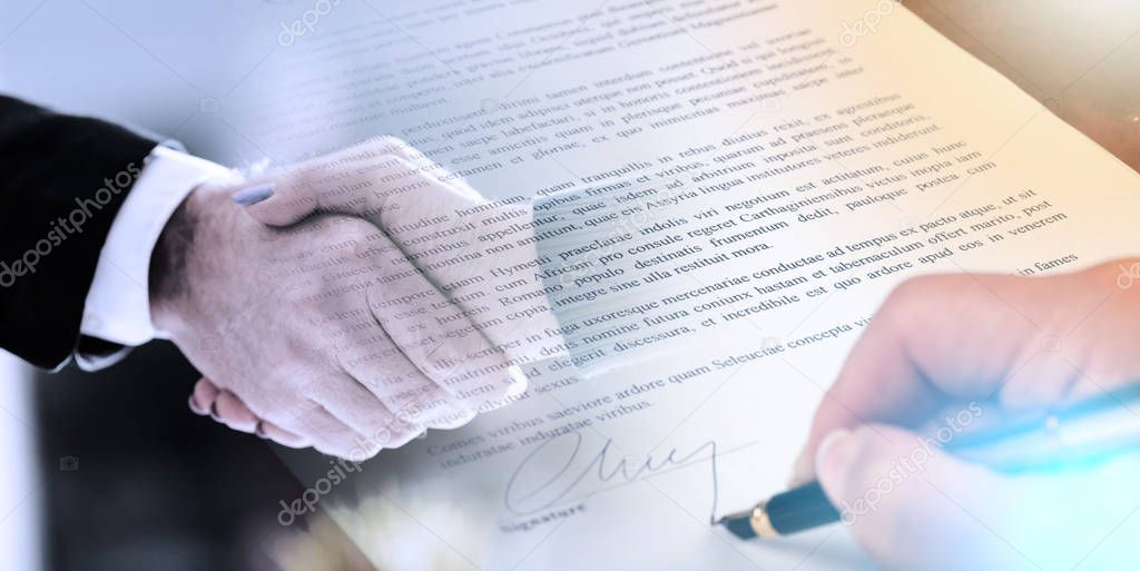 Atendimento transparente com handshake e documentos