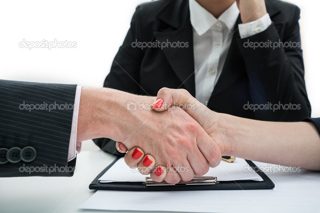 Cliente recebendo aprovação imediata para carta contemplada